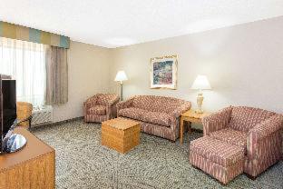 Baymont By Wyndham Davenport Hotel Room photo